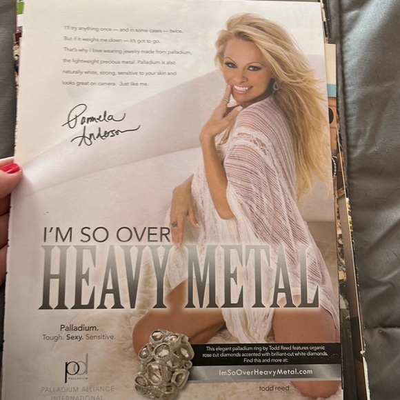 Huge lot of Pamela Anderson clippings through out many years. - Picture 11 of 16